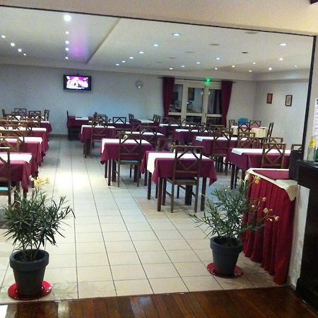 Comfort Hotel Poissy Technoparc Buitenkant foto