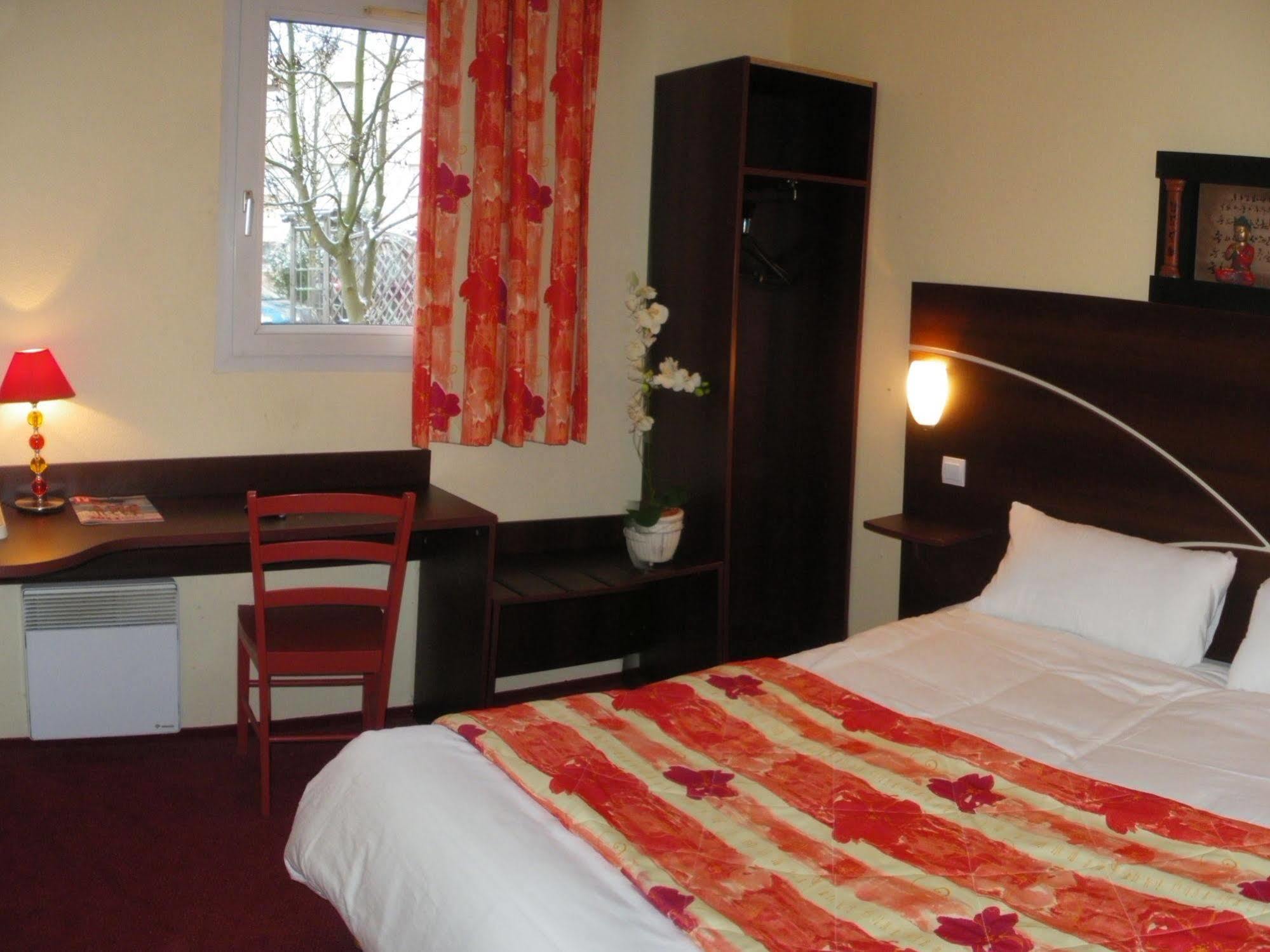 Comfort Hotel Poissy Technoparc Buitenkant foto